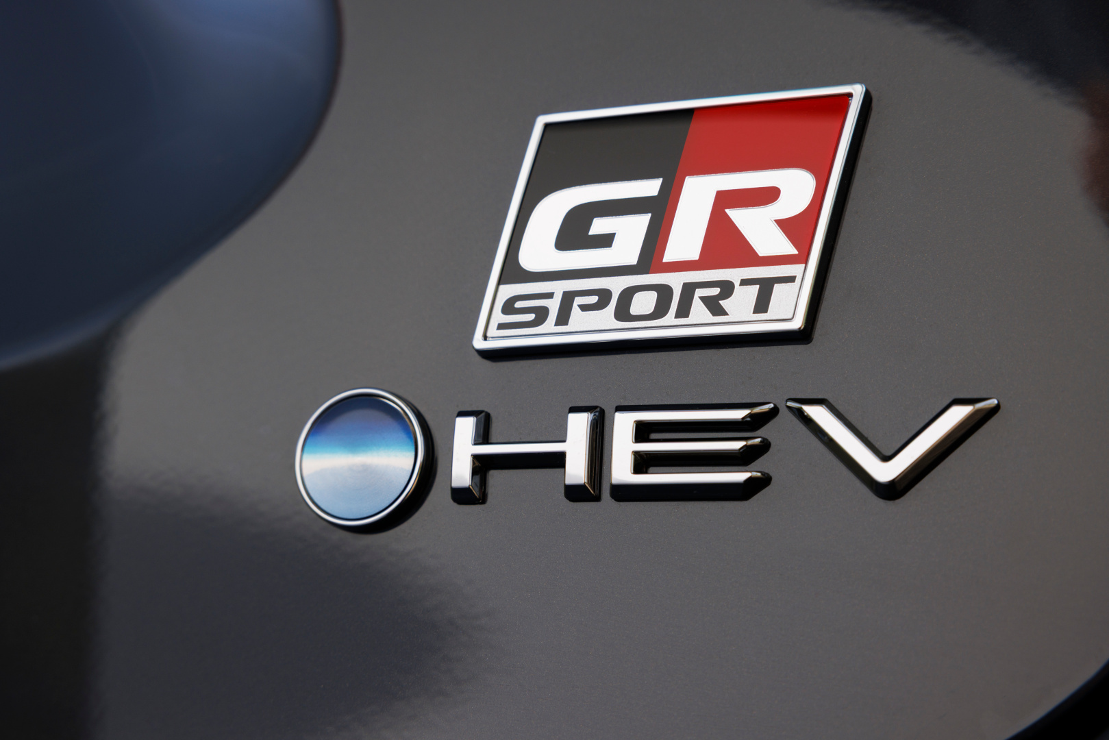 SMALL_2026_yariscross_stormgrey_exterior_01